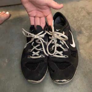 Black Nike tennis shoes